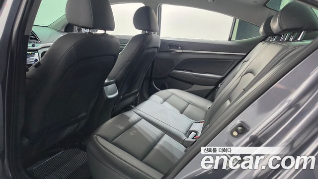 Hyundai AVANTE 2018 — photo 24