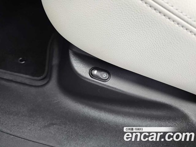 Land Rover Range Rover Velar 2023 — photo 13
