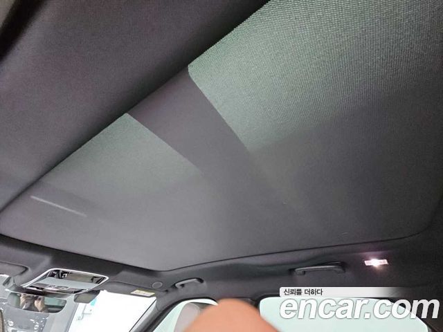 Land Rover Range Rover Velar 2023 — photo 15