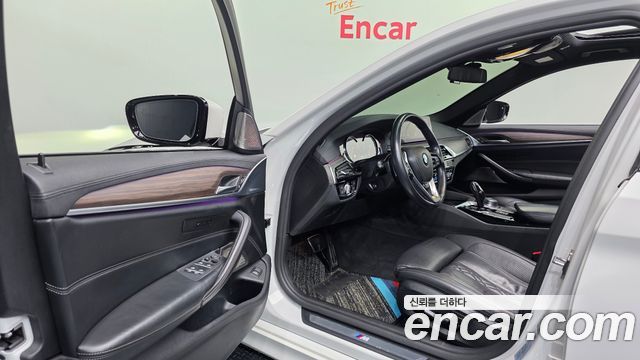 BMW 5-Series 2018 — photo 13