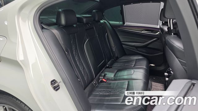 BMW 5-Series 2018 — photo 17