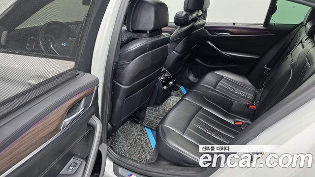 BMW 5-Series 2018 — photo 18