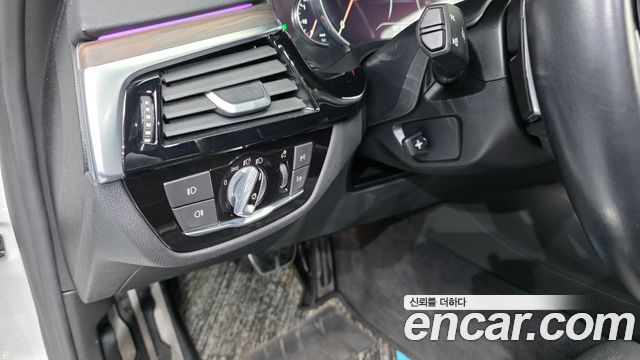 BMW 5-Series 2018 — photo 24