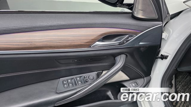 BMW 5-Series 2018 — photo 26