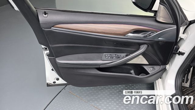BMW 5-Series 2018 — photo 14
