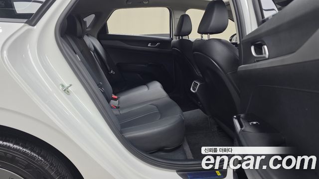 Kia K5 2023 — photo 17