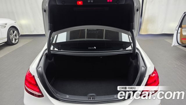 Mercedes-Benz E-Class 2018 — photo 26