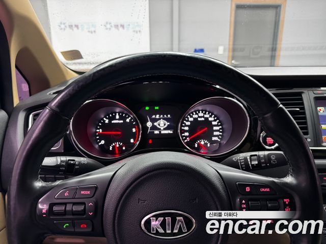 Kia Canival 2016 — photo 12