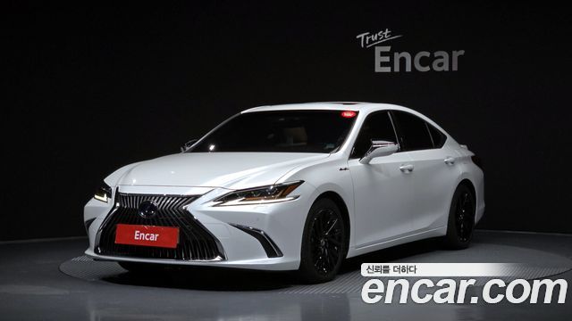 Lexus ES 2019 — photo 1