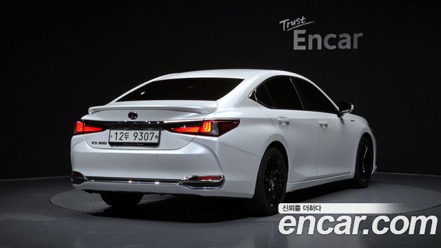 Lexus ES 2019 — photo 2