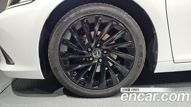 Lexus ES 2019 — photo 5
