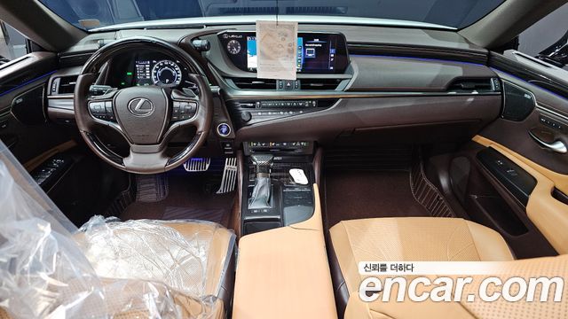 Lexus ES 2019 — photo 10