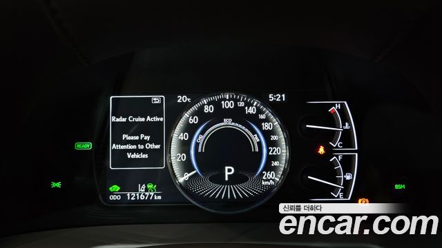 Lexus ES 2019 — photo 11
