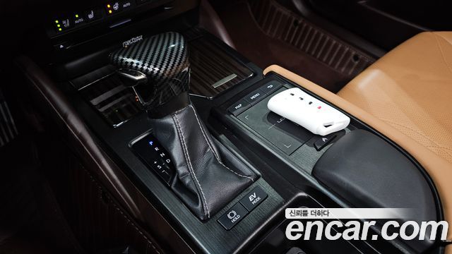 Lexus ES 2019 — photo 12