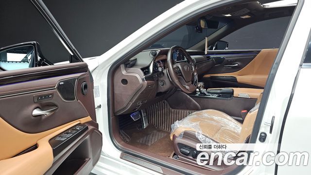 Lexus ES 2019 — photo 13
