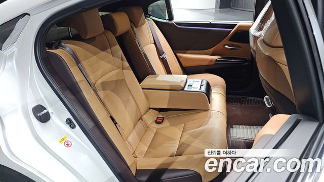 Lexus ES 2019 — photo 17