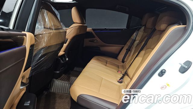 Lexus ES 2019 — photo 18