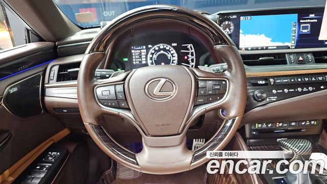 Lexus ES 2019 — photo 19