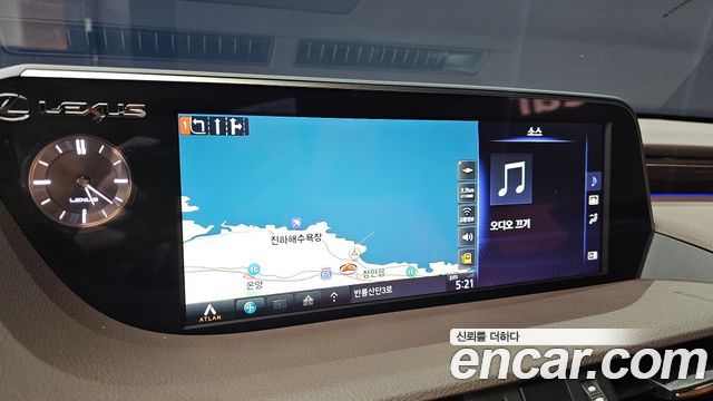 Lexus ES 2019 — photo 20