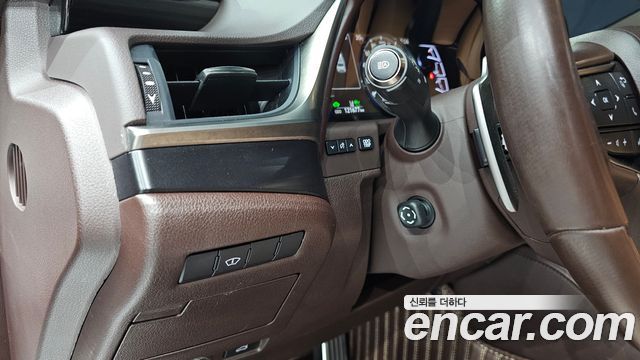 Lexus ES 2019 — photo 23