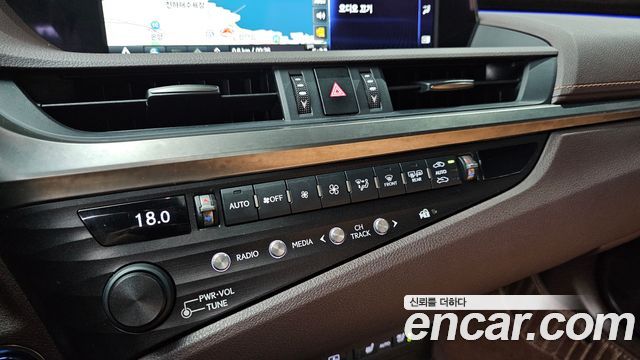 Lexus ES 2019 — photo 26