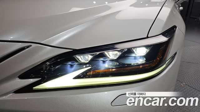 Lexus ES 2019 — photo 8