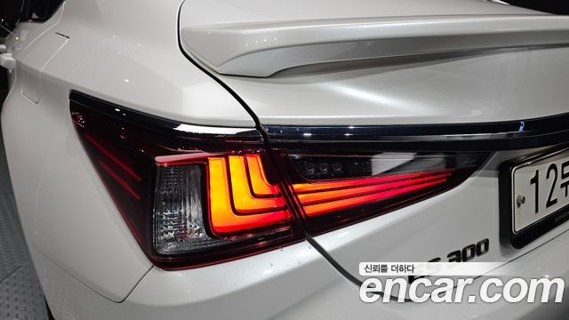 Lexus ES 2019 — photo 9