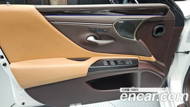 Lexus ES 2019 — photo 14