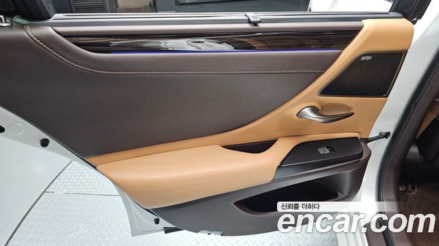 Lexus ES 2019 — photo 15