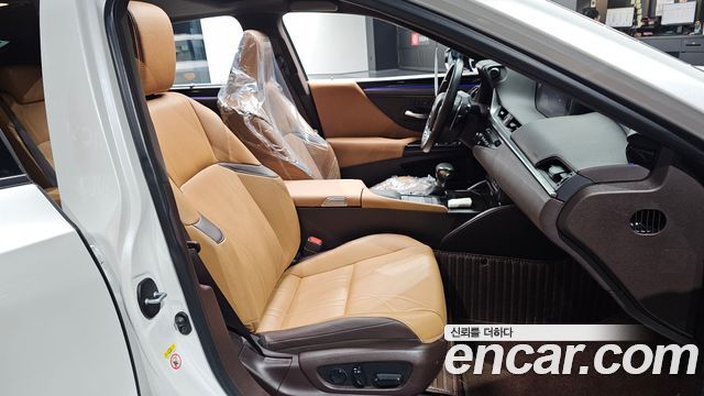 Lexus ES 2019 — photo 16