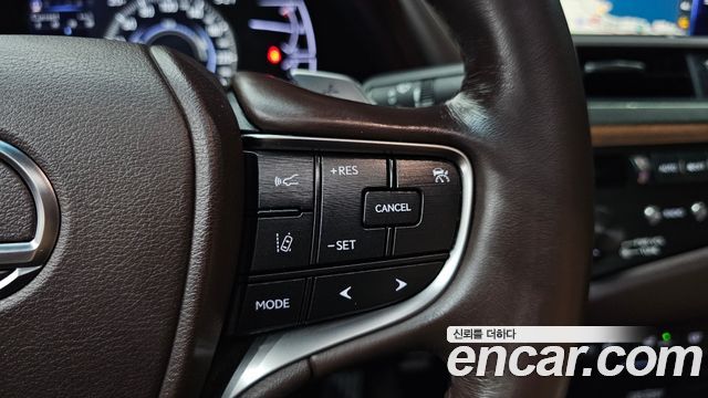 Lexus ES 2019 — photo 29