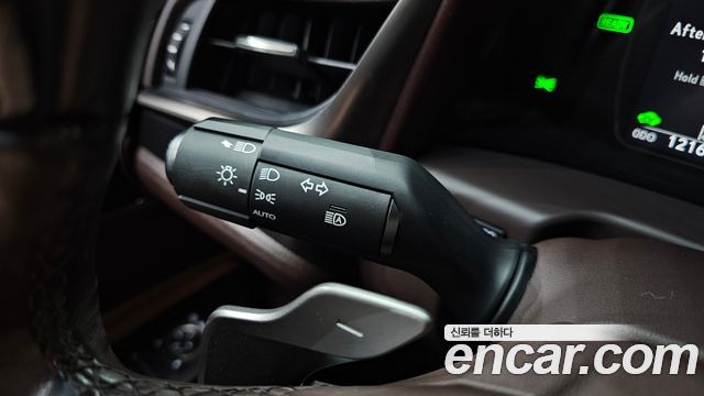 Lexus ES 2019 — photo 30