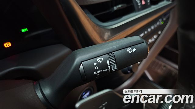 Lexus ES 2019 — photo 31