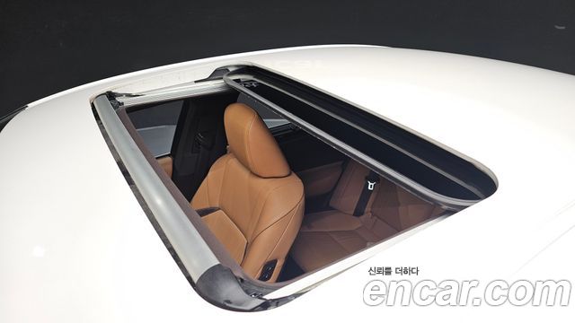 Lexus ES 2019 — photo 32