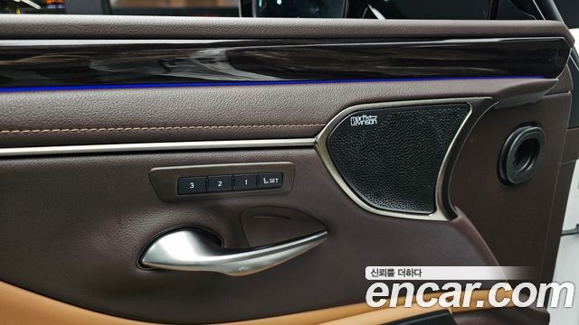 Lexus ES 2019 — photo 33