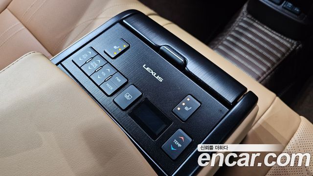 Lexus ES 2019 — photo 35