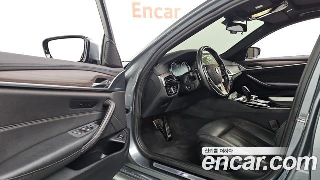 BMW 5-Series 2017 — photo 13