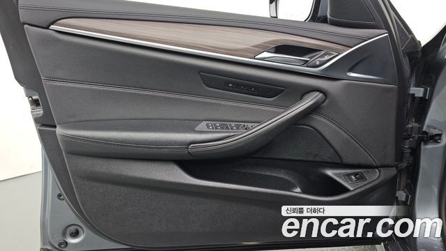 BMW 5-Series 2017 — photo 14