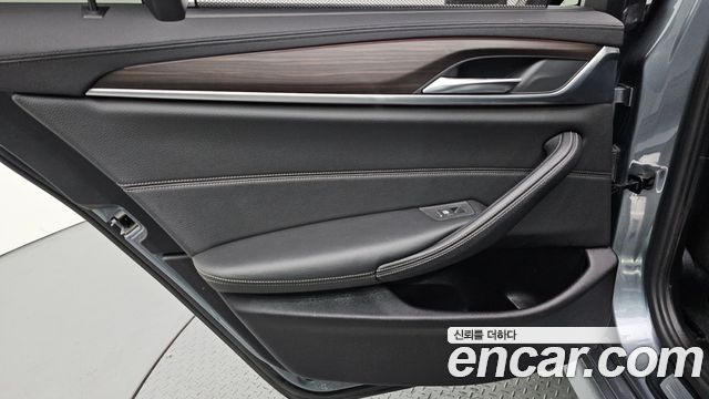 BMW 5-Series 2017 — photo 15