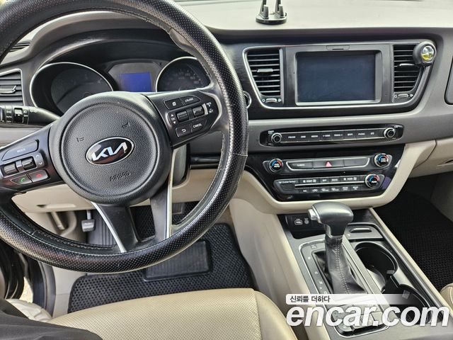 Kia Canival 2017 — photo 10
