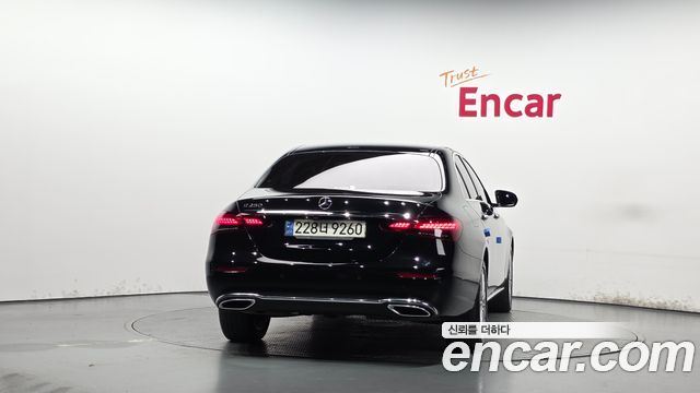 Mercedes-Benz E-Class 2022 — photo 4