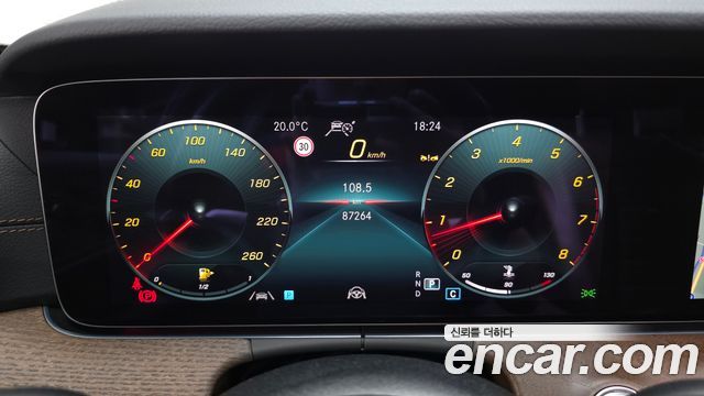 Mercedes-Benz E-Class 2022 — photo 11