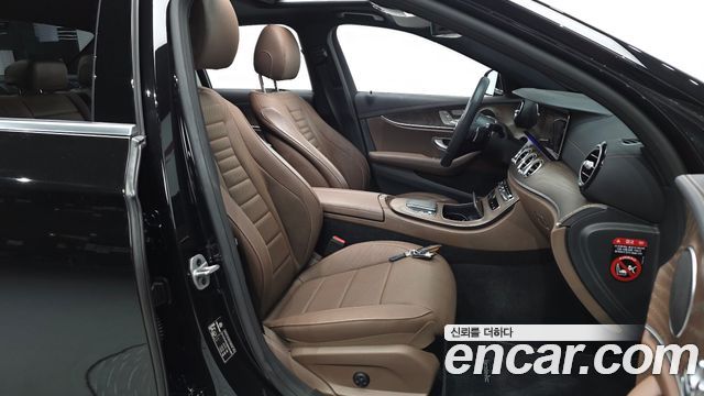 Mercedes-Benz E-Class 2022 — photo 17