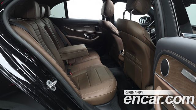 Mercedes-Benz E-Class 2022 — photo 18