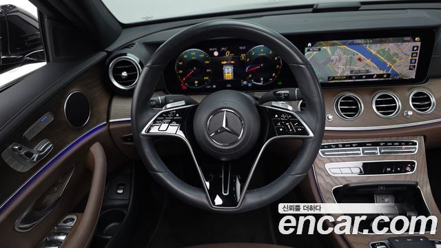 Mercedes-Benz E-Class 2022 — photo 19