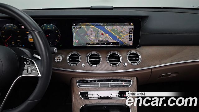 Mercedes-Benz E-Class 2022 — photo 20