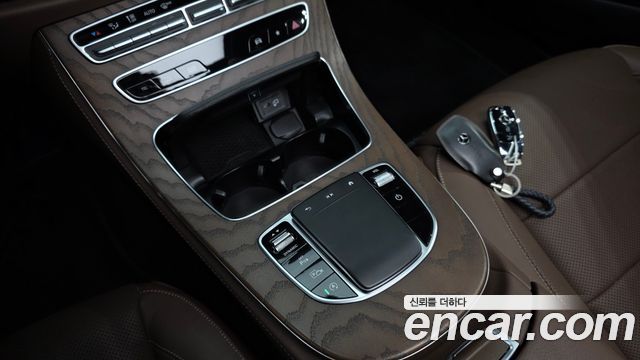 Mercedes-Benz E-Class 2022 — photo 24