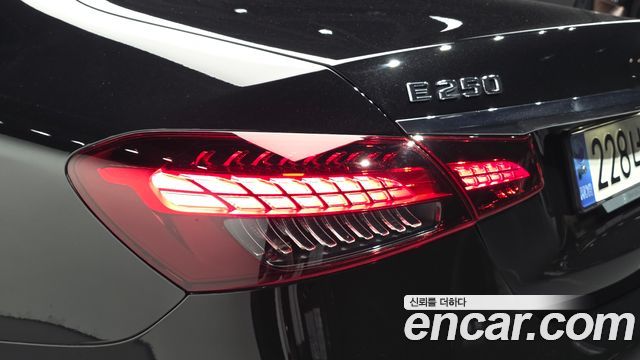 Mercedes-Benz E-Class 2022 — photo 9