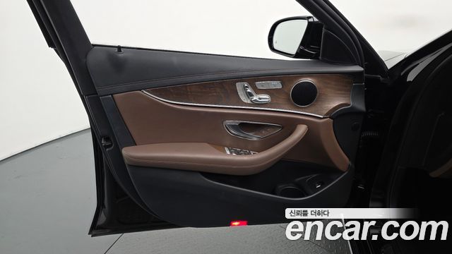 Mercedes-Benz E-Class 2022 — photo 14