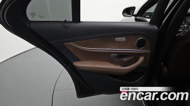 Mercedes-Benz E-Class 2022 — photo 15